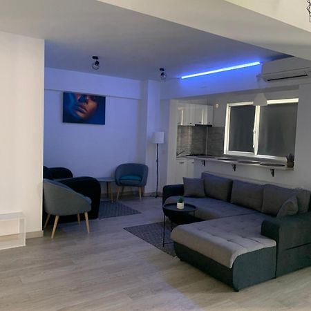 Black&White Suites Craiova Bagian luar foto