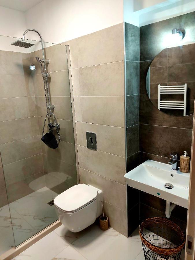 Black&White Suites Craiova Bagian luar foto