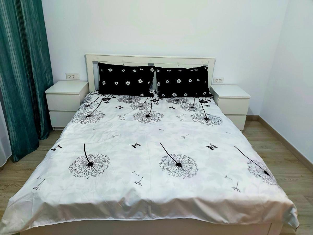 Black&White Suites Craiova Bagian luar foto