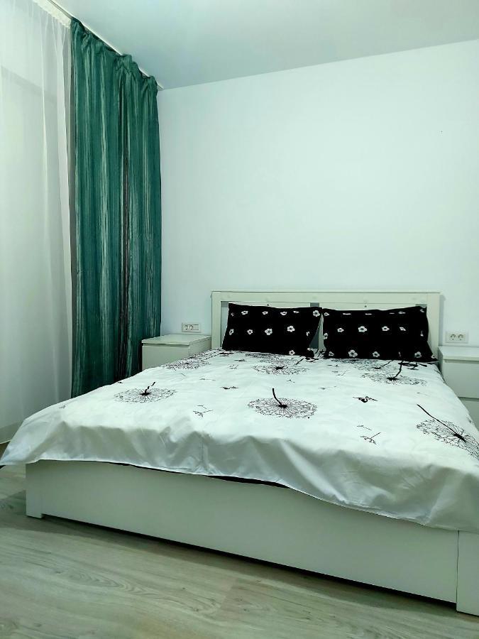 Black&White Suites Craiova Bagian luar foto