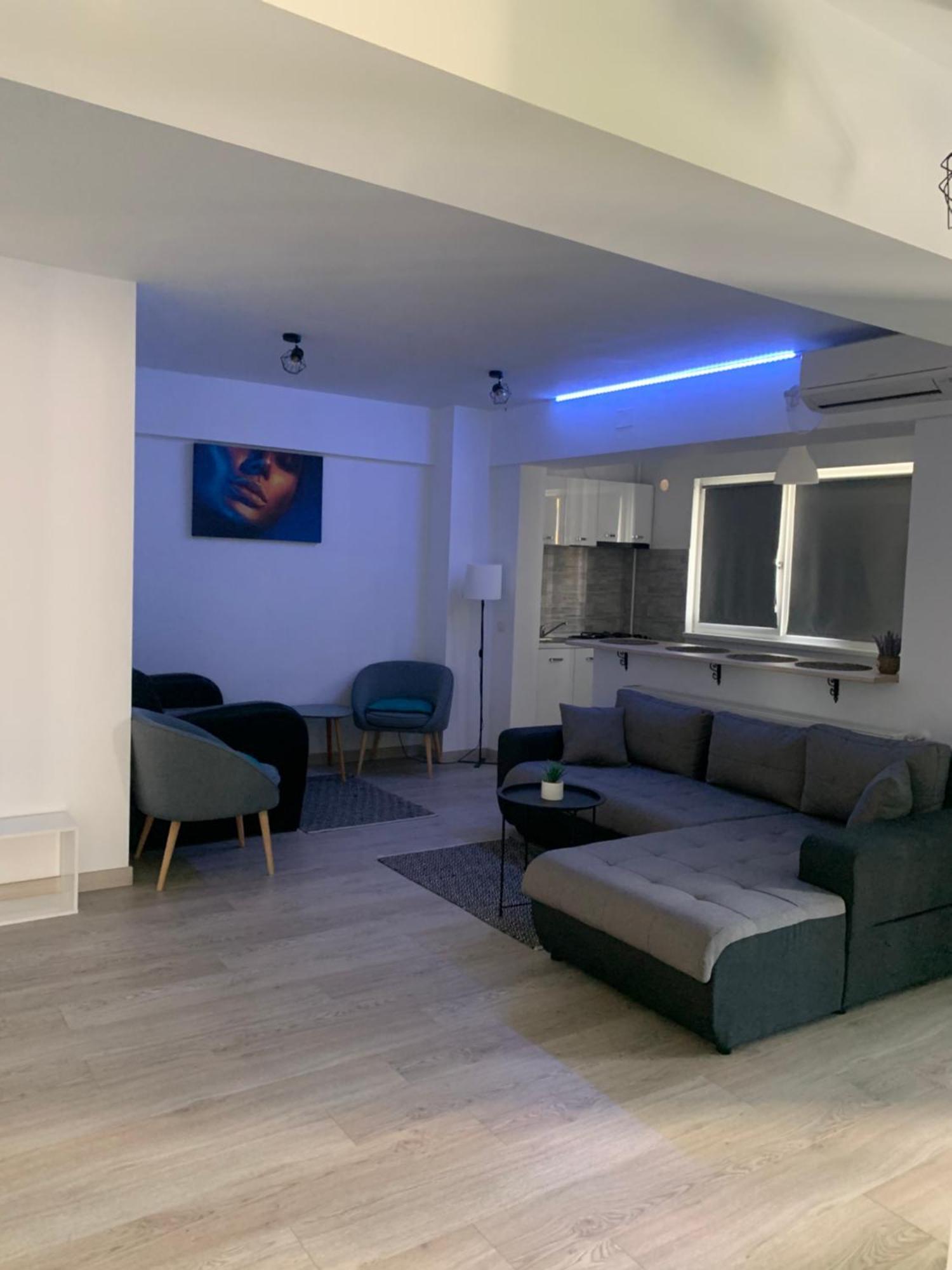Black&White Suites Craiova Bagian luar foto